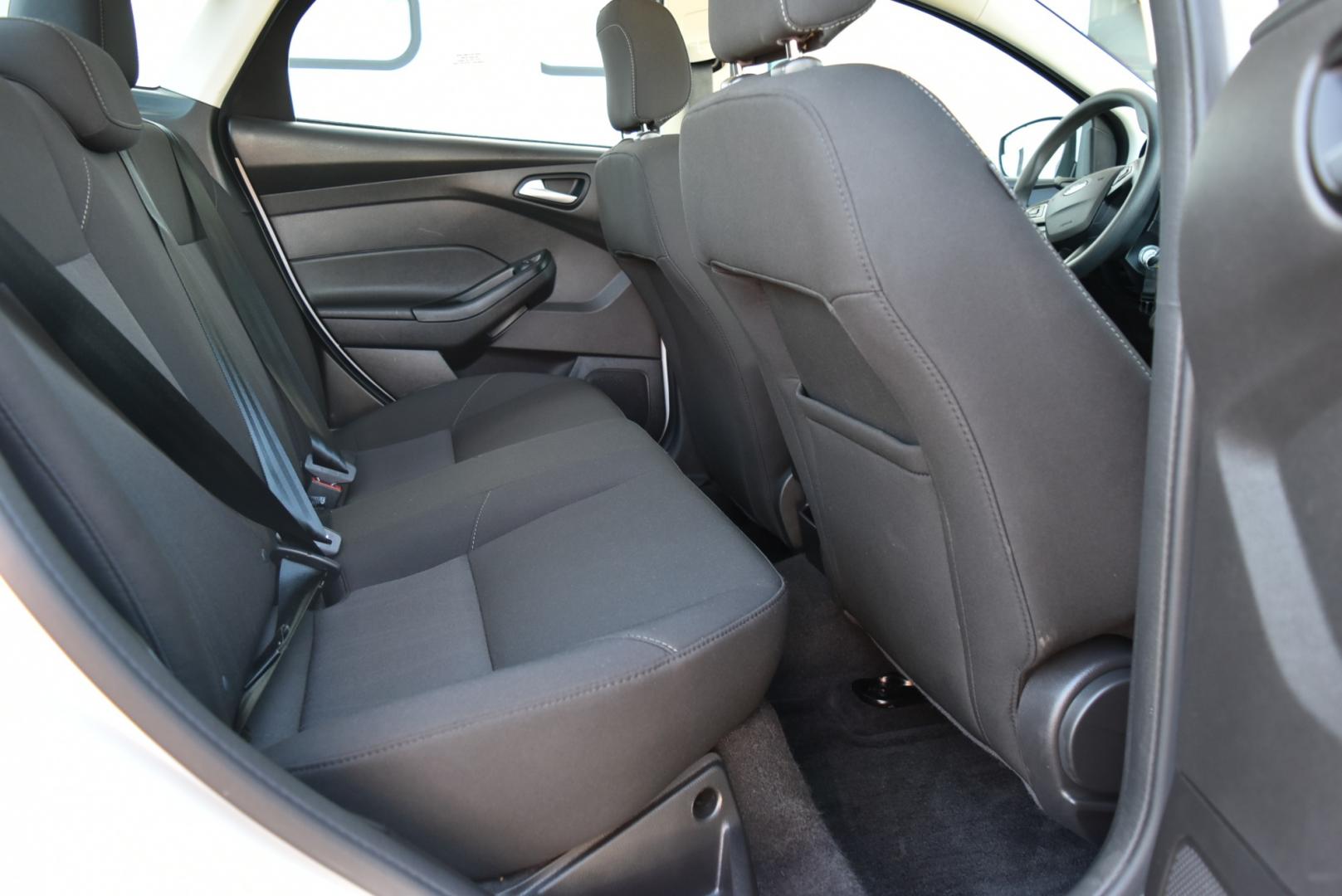 2018 White /Black Ford Focus SE (1FADP3F22JL) with an 2.0L I-4 GDI TI-VCT engine, 6-Speed Powershift Automatic transmission, located at 1600 E Hwy 44, Rapid City, SD, 57703, (605) 716-7878, 44.070232, -103.171410 - Photo#10